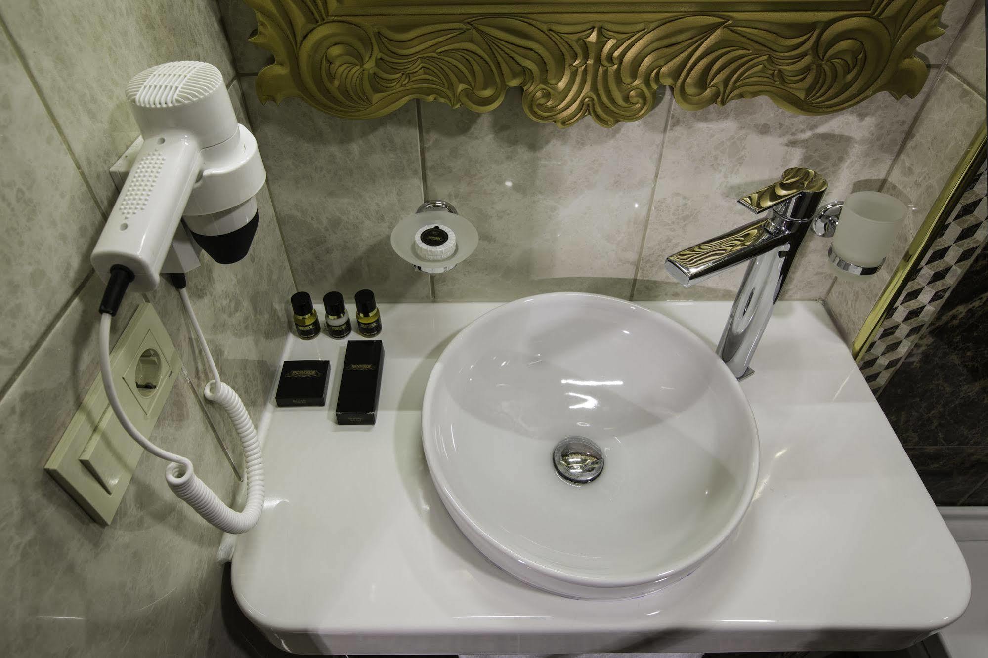 ホテル Phosphorion イスタンブール エクステリア 写真 A bathroom in a hotel