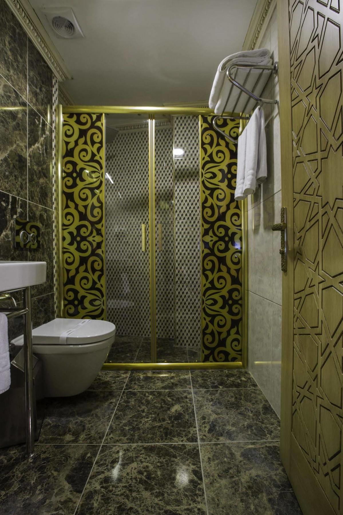 ホテル Phosphorion イスタンブール エクステリア 写真 A shower enclosure