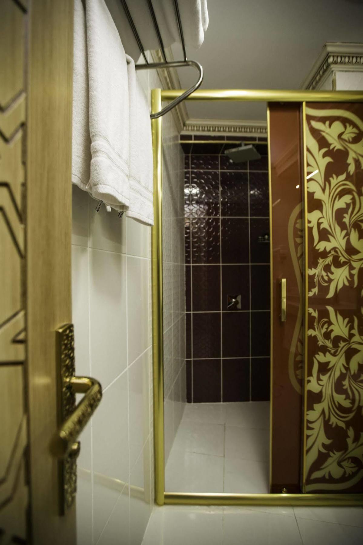 ホテル Phosphorion イスタンブール エクステリア 写真 A shower cubicle